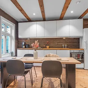 Apartment Four-story House! Newly Renovated!, Bergen